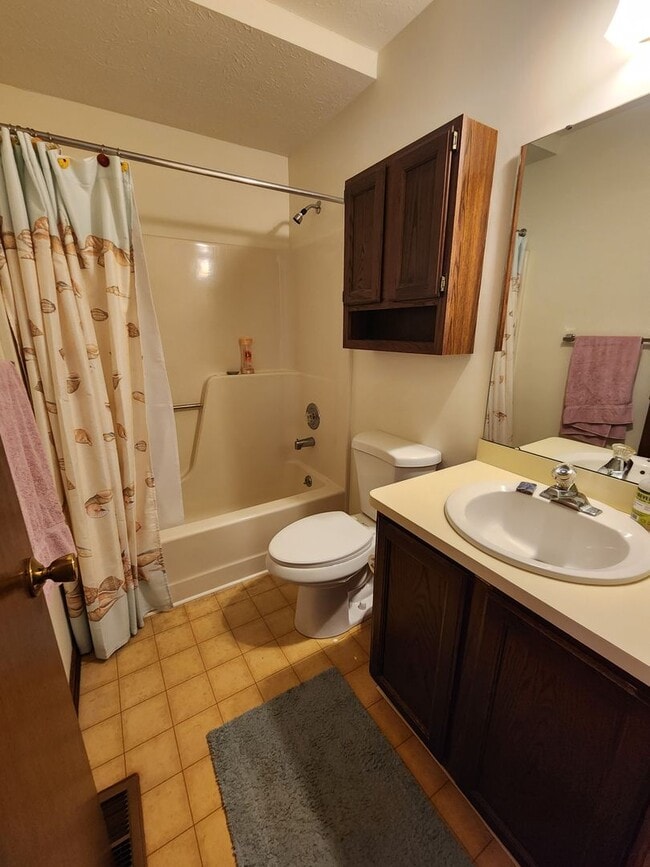 Building Photo - Spacious 3 Bedroom 3 Bathroom Home For Ren...