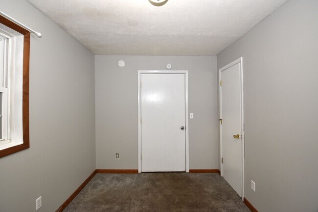 Building Photo - MIshawaka near Universities and shopping