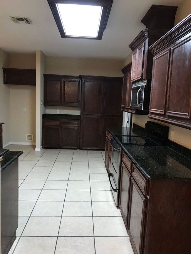 Building Photo - No Application Fees* $500 Off 1st Month Rent*