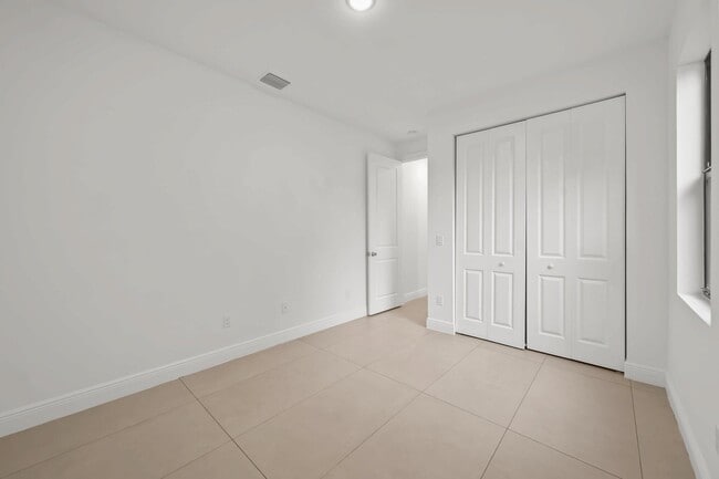 Building Photo - 633 55th St