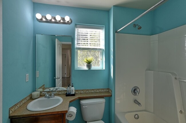 Building Photo - Spacious Craftsman Style Home - Pet Friendly!