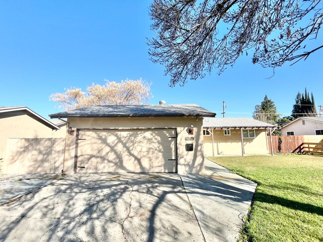 Building Photo - Merced: $1975 3 bed 2 bath single story ho...