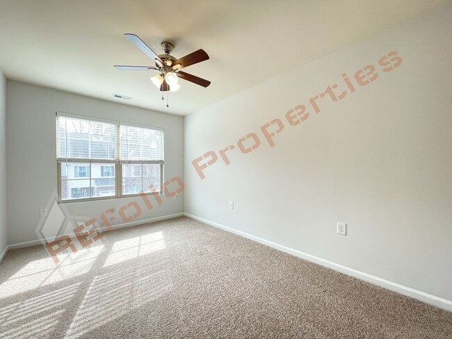 Building Photo - Fresh Paint and New Carpets! Cozy 3 bedroo...