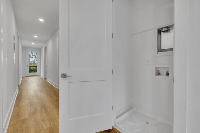 Building Photo - 423C Veritas St