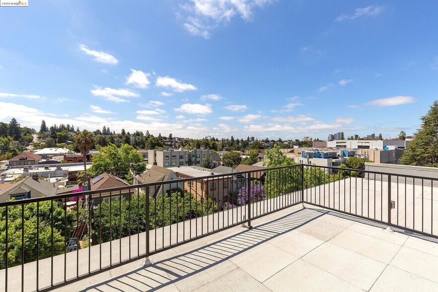 Building Photo - 3877 Howe St