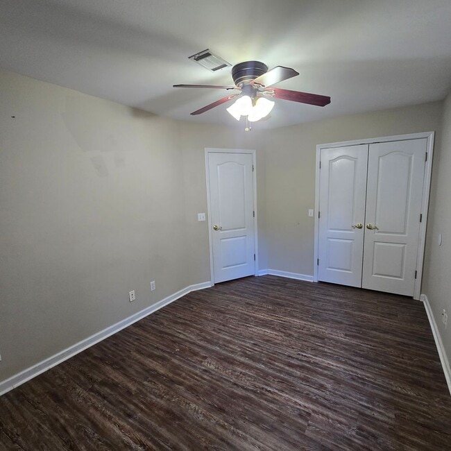 Building Photo - 2 Bedroom 1 Bath Condo Style Apartment