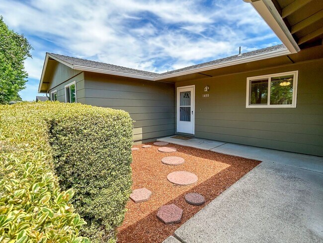 Building Photo - 1488 Warbler Dr SE