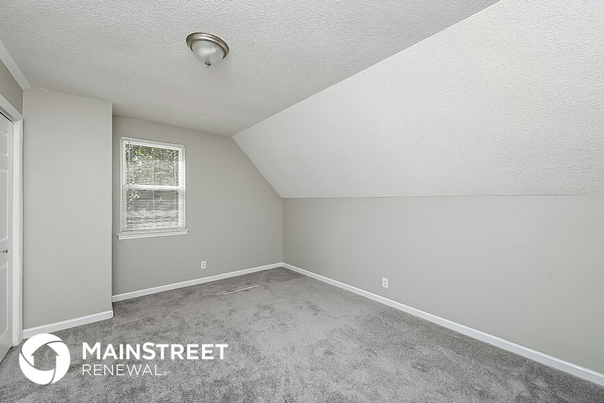 Building Photo - 3213 E Lake Dr