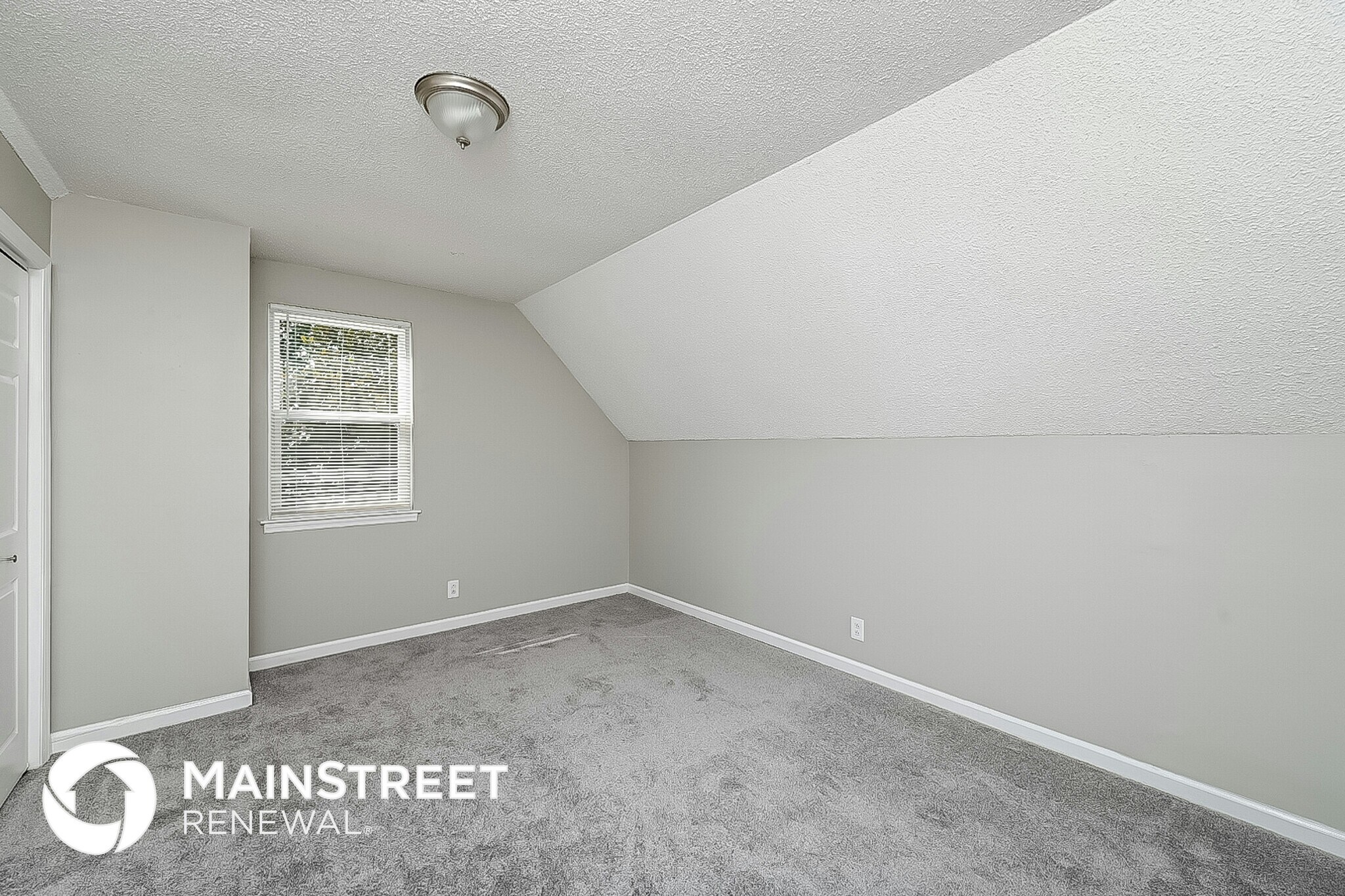 Building Photo - 3213 E Lake Dr