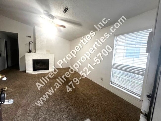 Building Photo - 2 Bedroom Duplex With NEW LVP Flooring In ...