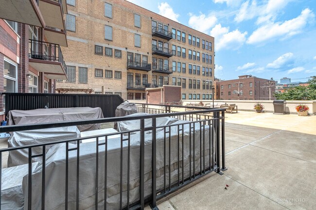 Building Photo - 1000 W Adams St