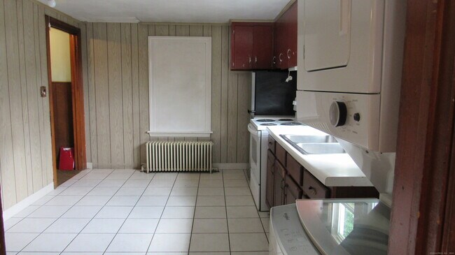 Building Photo - 183 Harwinton Ave