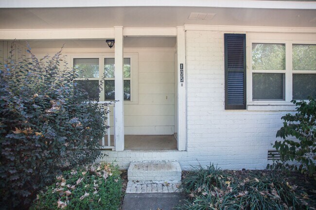 Building Photo - 105 Woody Dr