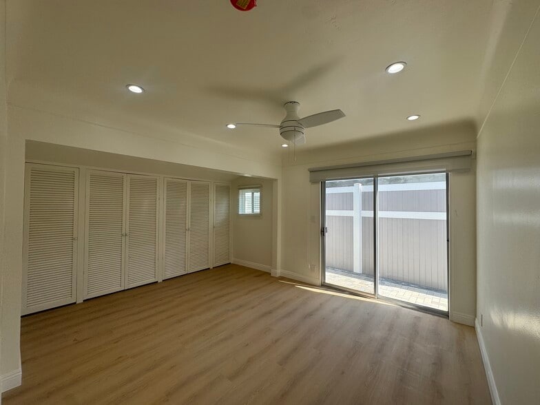 Building Photo - 2754 S Barrington Ave