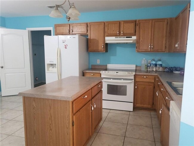 Building Photo - 827 Charlie Dr