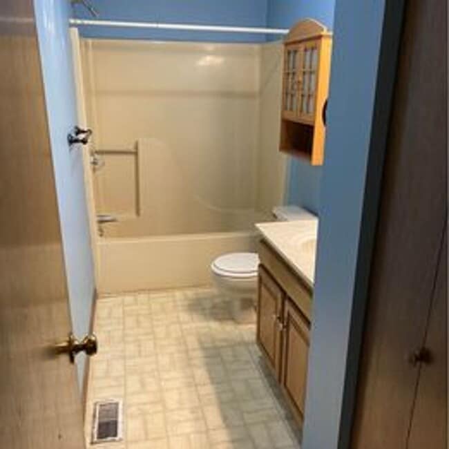 Building Photo - 131 Lake Dr