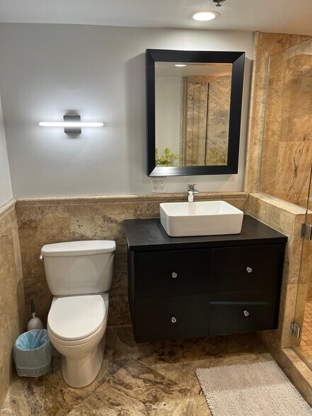 Building Photo - 425 W Beech St