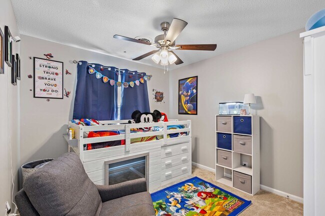 Building Photo - Cox High school! Close to Beach, Base, sho...