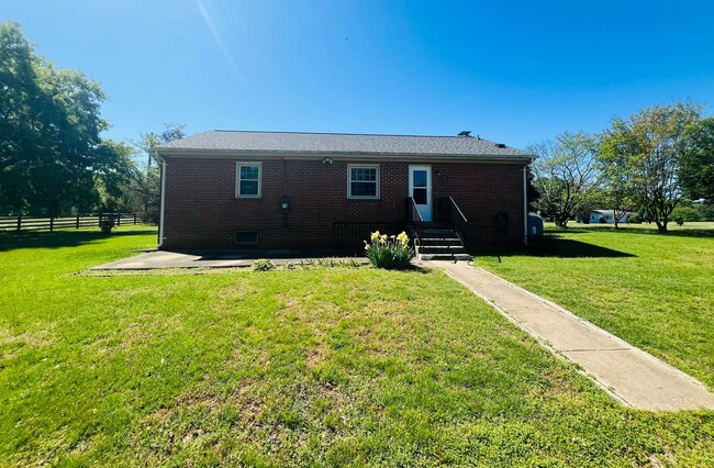 Building Photo - 3 bedroom 1 bath rancher with full basement