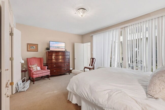 Building Photo - 10125 Valley Forge Dr