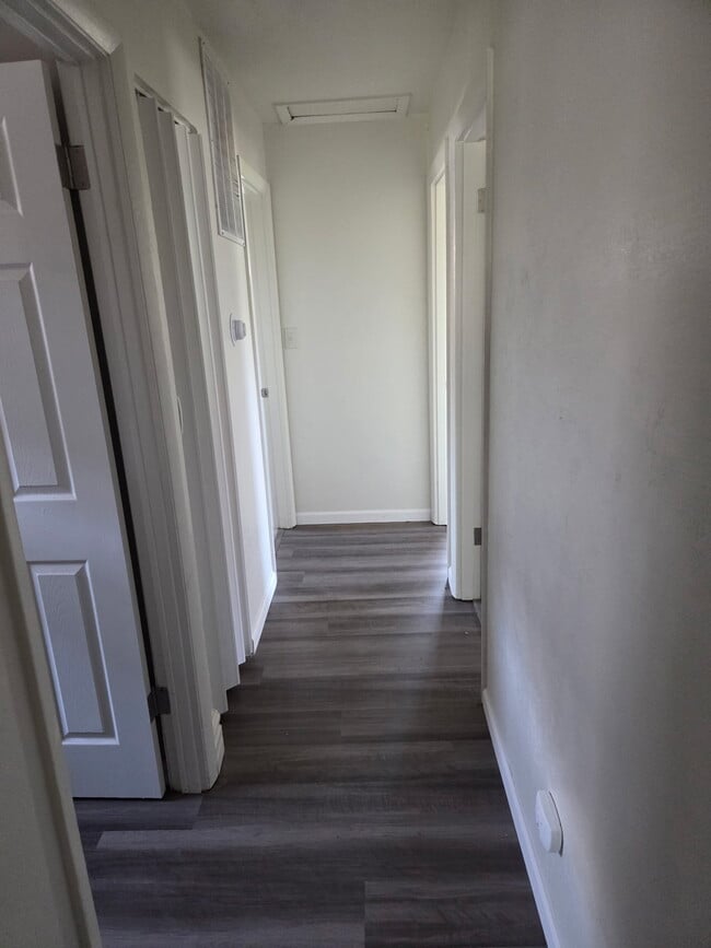 Building Photo - 1022 W Thrush Ave