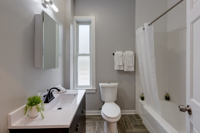 Building Photo - 1148 W Addison St