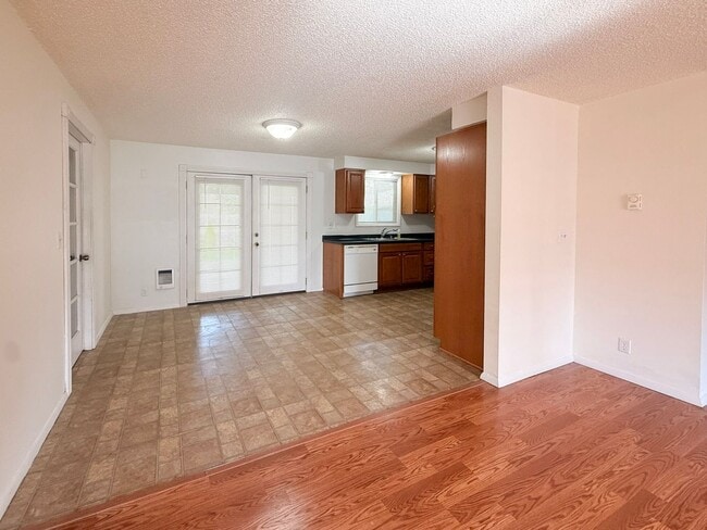 Building Photo - 1593 Skyline Way S