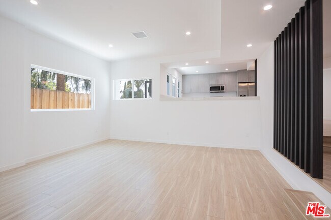 Building Photo - 1346 N Stanley Ave