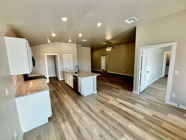 Building Photo - 3 bed 2 bath New Construction Home Available Now