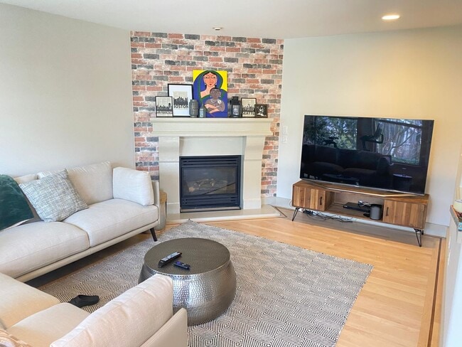 Building Photo - AVAILABLE NOW 3 BD 3.5 BA Townhome in Fremont