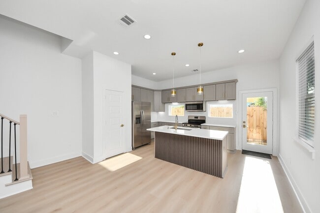 Building Photo - 8601 Amadwe St