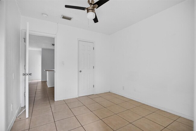 Building Photo - 709 SW 13th Ave