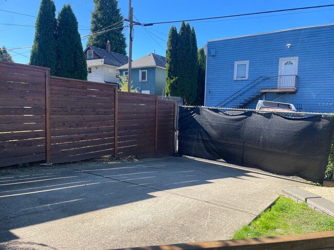 Building Photo - Single family, 3 bedroom, 1.5 bath home ju...