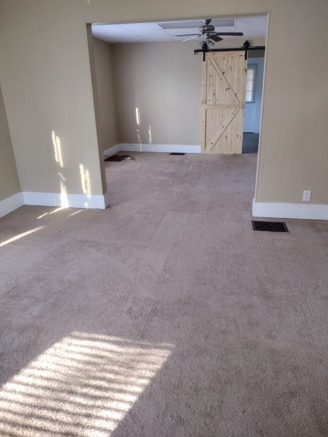 Building Photo - Two bedroom/one bathroom single family hou...