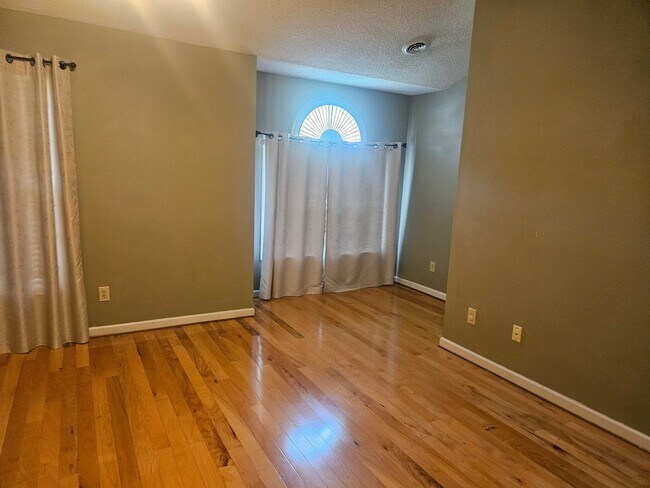 Building Photo - Knoxville 37934 - 4 bedroom, 2.5 bath - call Karen Robertson 865-454-7626