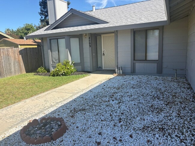 Building Photo - Spacious 3bed/2bath home in Antelope