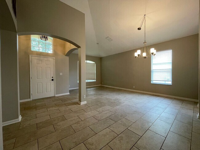 Building Photo - Beautiful Spacious Home in Deland