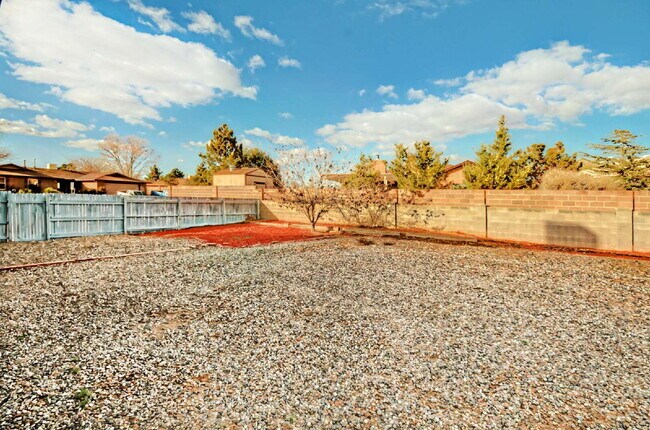 Building Photo - 2 Story, 4 BR, 2205 SF home off Southern Blvd in Rio Rancho