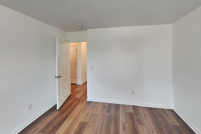 Building Photo - 10506 Broadford St