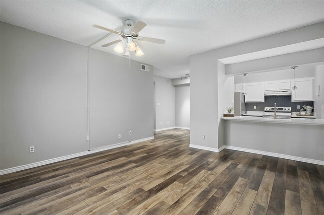 Building Photo - 7065 N Holiday Dr