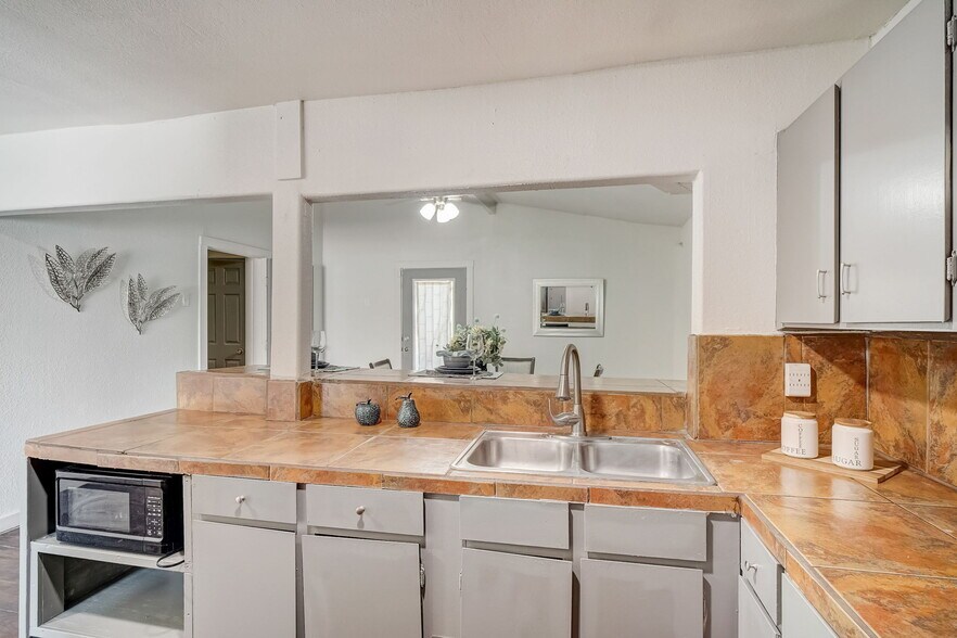 Kitchen - 4815 Castle