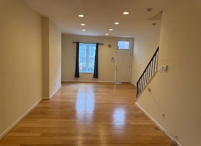 Building Photo - 1809 W Thompson St