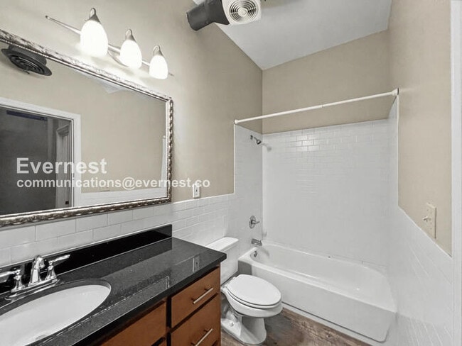 Building Photo - 2 Bed/2 Bath Condo with Modern Amenities / Pet-Friendly / Available Now!