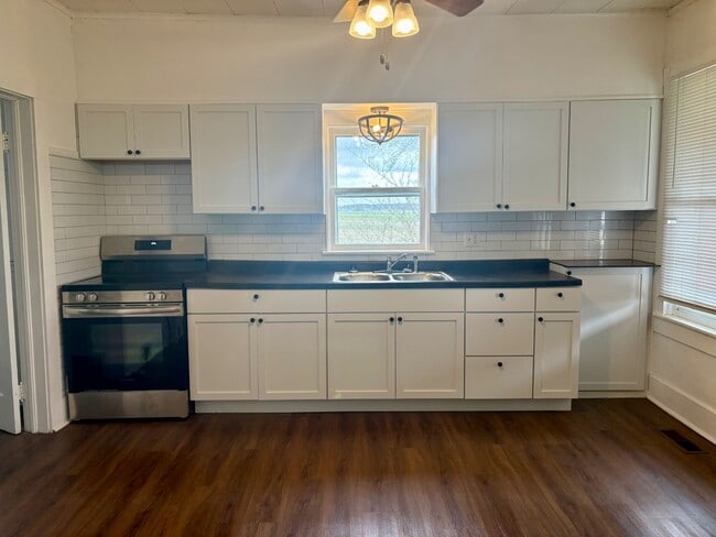 Building Photo - 595 N Washington St