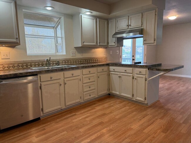 Building Photo - Spacious 3 Bedroom Home with Large Yard & 2-Car Garage