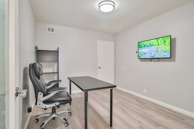 dedicated office - 5664 Bloomfield St