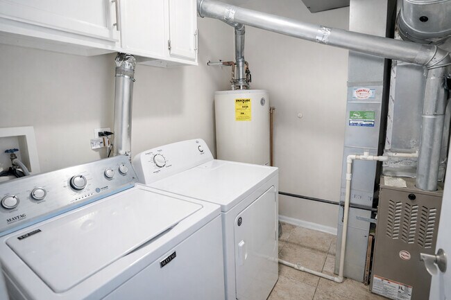 Building Photo - 1051 Park Hill Cir