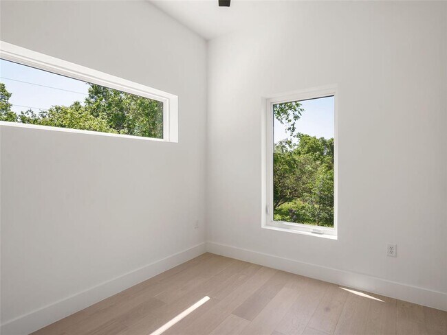Building Photo - 2609 Davis Ln