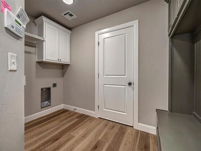 Building Photo - Modern 4-Bed, 2-Bath Mustang Home with 3-Car Garage!