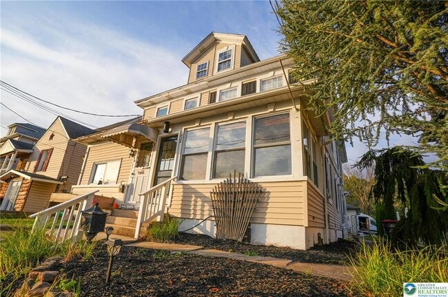 Building Photo - 628 Coal St